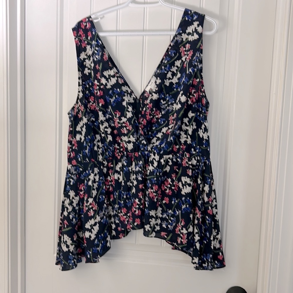 NWOT Lewit 100% Silk Navy Floral Sleeveless V Neck Blouse. Size: XL.